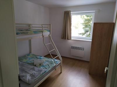 マラー・モラーヴカにあるApartmánový dům Malá Morávkaの二段ベッドと窓が備わる小さな客室です。