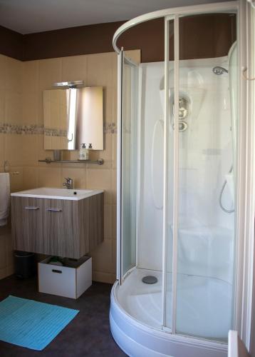 une salle de bain avec douche et lavabo dans l'établissement La Vigie sur le Port, à Granville