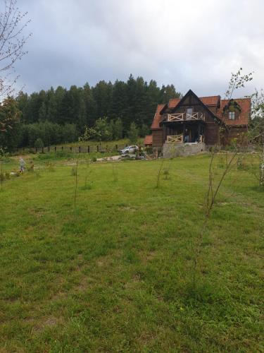 a house in the middle of a field at Malowniczy Zakątek w Dercu in Derc