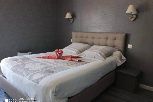 ein großes Bett mit einem roten ausgestopften Tier drauf in der Unterkunft Bel Appart. 3 mn plage, wifi 10 min de Collioure in Argelès-sur-Mer
