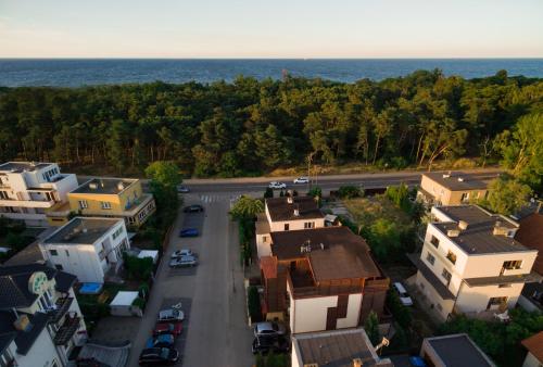 una vista aérea de una ciudad con casas y el océano en Willa Bursztynowa 13 en Gdansk
