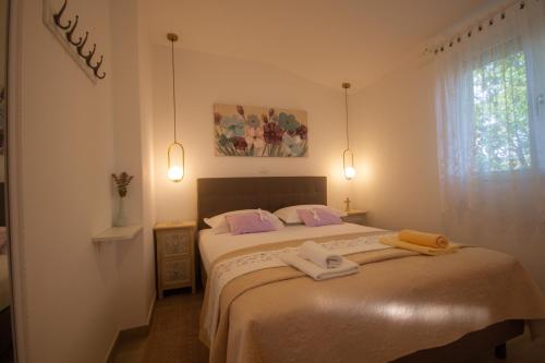 Postel nebo postele na pokoji v ubytování Apartments Cvelic Milovcic