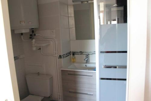 une petite salle de bain avec toilettes et lavabo dans l'établissement Bel Appartement face au paleospace, à Villers-sur-Mer