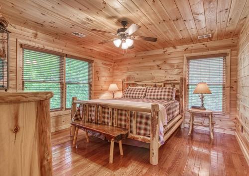 ein Schlafzimmer mit einem Bett in einem Blockhaus in der Unterkunft Mountain Music in Sevierville