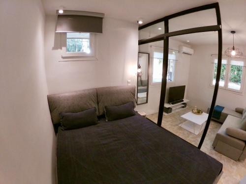 Postel nebo postele na pokoji v ubytování Renovated apartment in Kifissia Center near Metro G25