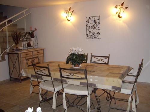 een eetkamer met een houten tafel en stoelen bij Villa pieds dans l'eau in Saint-Aygulf