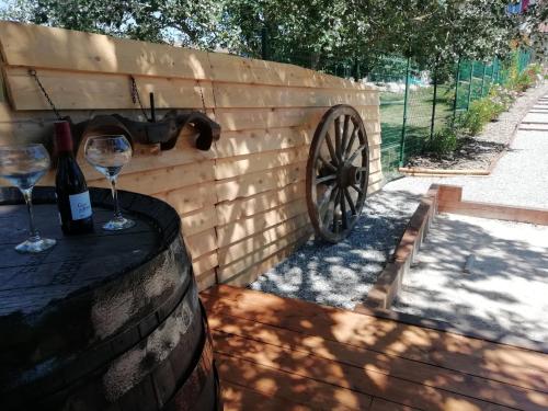 a wooden wall with two wine glasses and a cannon at Le gîte du Moulin in Lagardelle-sur-Lèze