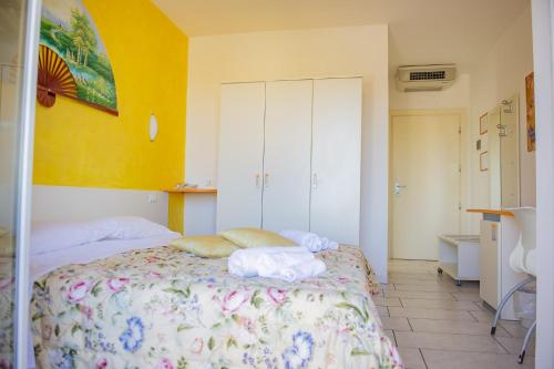 Tempat tidur dalam kamar di Hotel del Sole