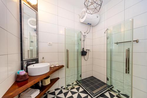 a bathroom with a glass shower and a sink at Studio Apartman Baronessa Adriana in Rijeka