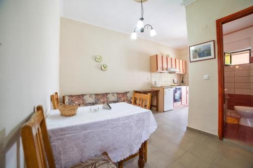Kuchyň nebo kuchyňský kout v ubytování Louiza Apartments