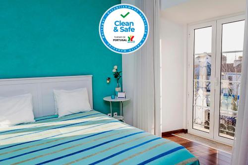 1 dormitorio con 1 cama con pared azul en Casa Do Platano en Arraiolos