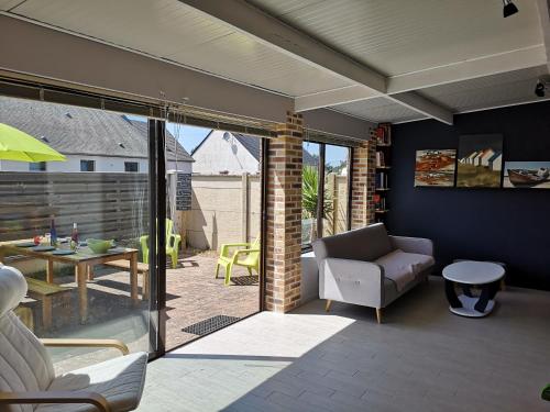 un salon avec un canapé et une table dans l'établissement Holiday Home Maison de l'Océan à Denneville, à Denneville