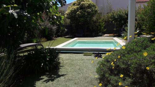 une piscine dans une cour fleurie dans l'établissement Villa Citronnelle, à Six-Fours-les-Plages