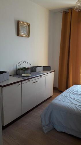 une chambre dotée d'un comptoir avec un aquarium. dans l'établissement Villa Citronnelle, à Six-Fours-les-Plages