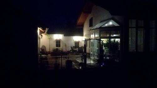 ein Haus in der Nacht mit Lichtern an der Seite in der Unterkunft S´ Kellerstoeckl in Fehring