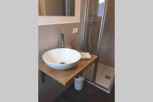 La salle de bains est pourvue d'un lavabo et d'une douche. dans l'établissement Apartment Mathilda, à Bolzano