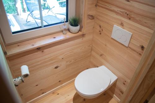 a small bathroom with a toilet and a window at Wooden Nest in Durbuy