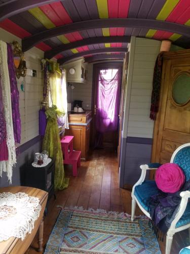 une chambre avec une maison au plafond coloré dans l'établissement La roulotte de Glorit, à Bourg