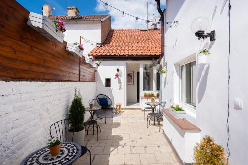 a courtyard of a house with a table and chairs at Penzion Mácha in Litoměřice