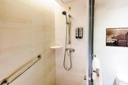 e bagno con servizi igienici e cabina doccia. di Metropark Hotel Mongkok a Hong Kong