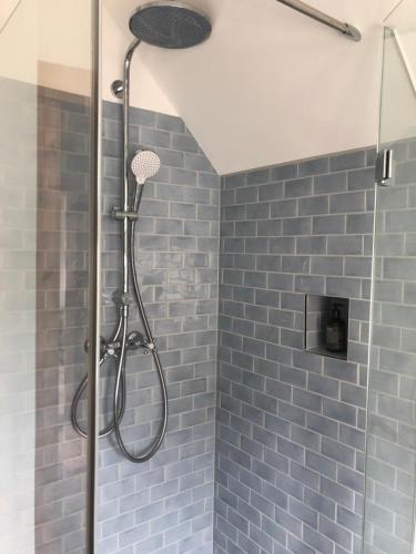 普雷羅的住宿－Katjas Kate，浴室设有蓝色瓷砖淋浴。
