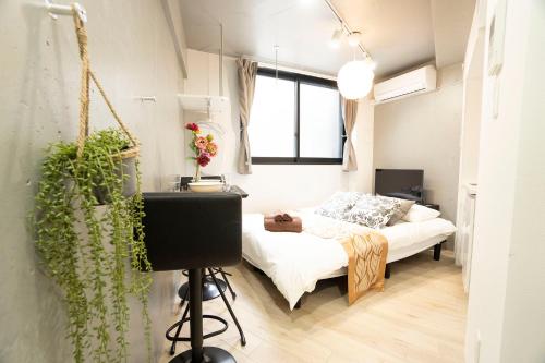 東京にあるHill Side Terrace Hiroo Shibuya 202のベッドルーム(ベッド1台、テレビ付)