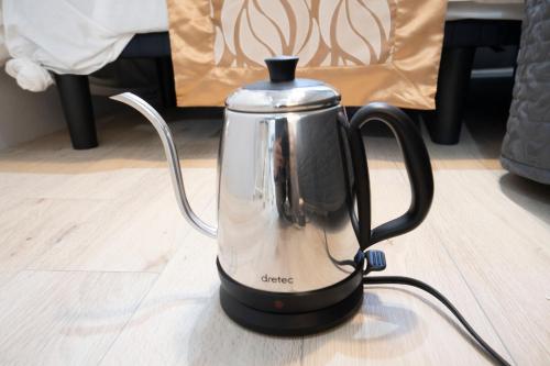 東京にあるHill Side Terrace Hiroo Shibuya 203の- 床の白黒コーヒーメーカー