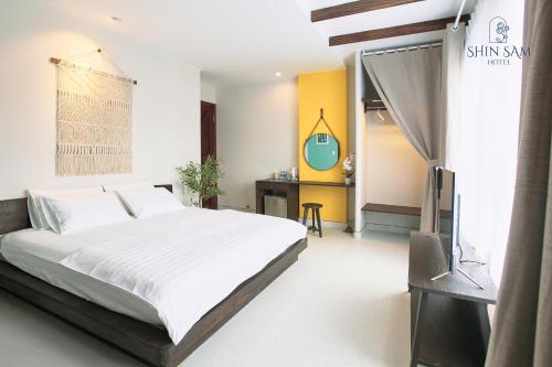 Postel nebo postele na pokoji v ubytování Shin Sam Boutique Hotel