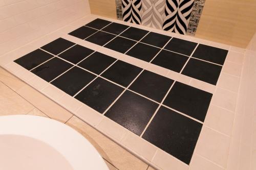 baño con suelo de baldosa blanco y negro en HOTEL ELDIA (Adult Only) en Gyōda