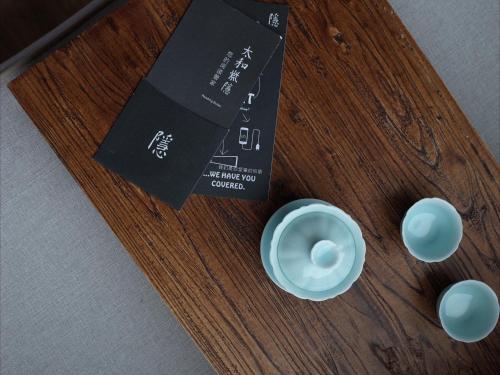 a table with a cup of coffee and a card on it at 武当山太和紫隐酒店 in Wudangshan