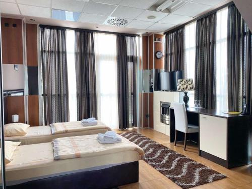 Pokój hotelowy z łóżkiem, biurkiem i biurkiem w obiekcie Hotel Fortuna w mieście Banja Luka