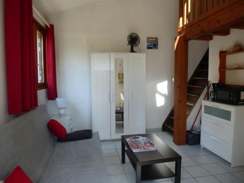 un salon avec un escalier et une table dans l'établissement Residence de la Plage, au Bourget-du-Lac
