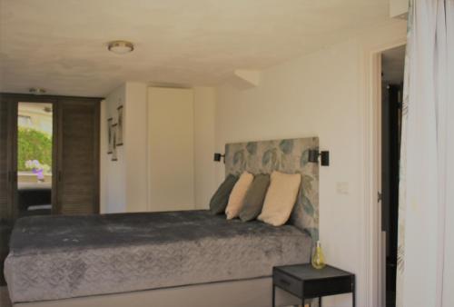 1 dormitorio con 1 cama con cabecero en BzonderB Callantsoog, en Callantsoog
