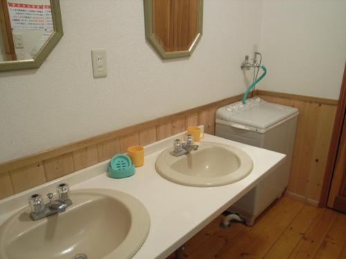 ein Badezimmer mit zwei Waschbecken und einem WC in der Unterkunft Cottage All Resort Service / Vacation STAY 8422 in Inawashiro