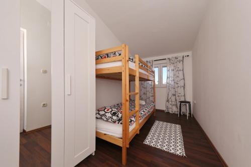 Giường tầng trong phòng chung tại Apartment Zanov