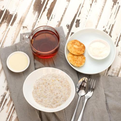 een tafel met twee kommen rijst en een kom saus bij ZhanaOtel Hotel in Aqtau