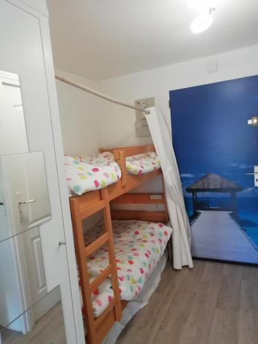 une petite pièce avec deux lits superposés dans l'établissement Le Saint Amand, studio cabine, agréable terrasse sud, à Le Touquet-Paris-Plage