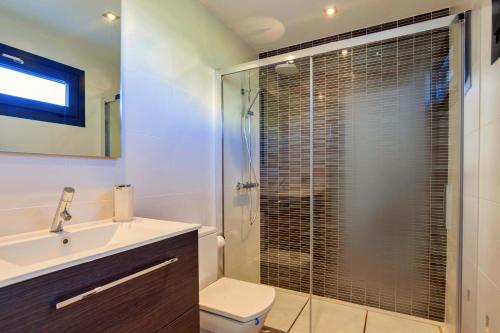 W łazience znajduje się prysznic, toaleta i umywalka. w obiekcie Beach Villa Cosins 1 Mel w Alcudii