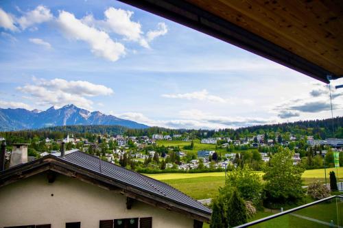 a view of a town with mountains in the background at Ferienwohnung Crap Ner in Flims