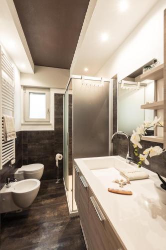 グラードにあるCattleyaの洗面台、浴槽、トイレを備えたバスルーム