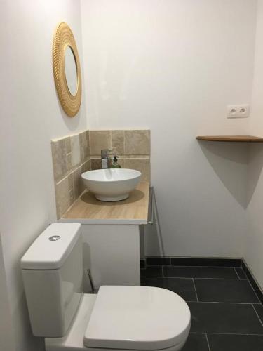 une salle de bain avec des toilettes blanches et un lavabo dans l'établissement Rez-de-villa proche de la mer - Villa Temana, à Saint-Cyr-sur-Mer