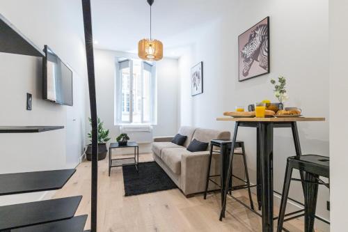 un salon avec un canapé et une table dans l'établissement 12 BUNICO - Studio Duplex - Vieux Nice - 100m de la mer, à Nice
