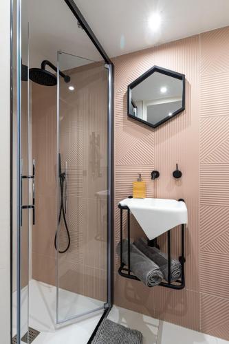 une salle de bain avec une douche, un lavabo et un miroir dans l'établissement 12 BUNICO - Studio Duplex - Vieux Nice - 100m de la mer, à Nice