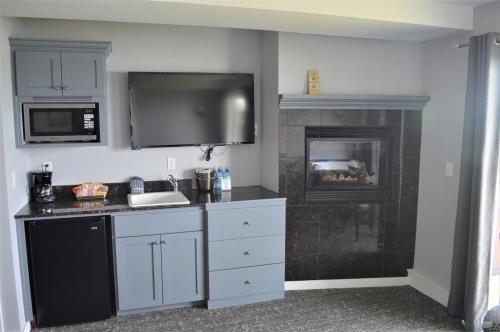 Una cocina o zona de cocina en Starfish Manor Oceanfront Hotel