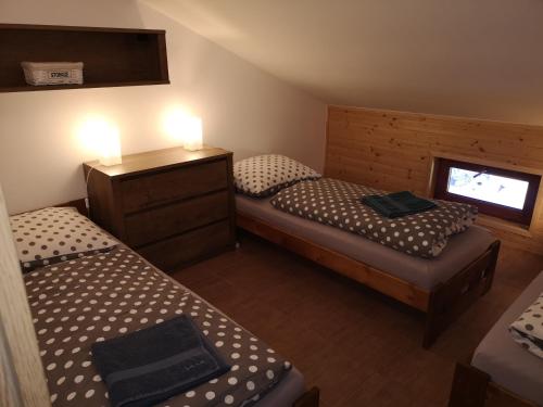 Tempat tidur dalam kamar di Horský apartmán 212 - Cihlářka