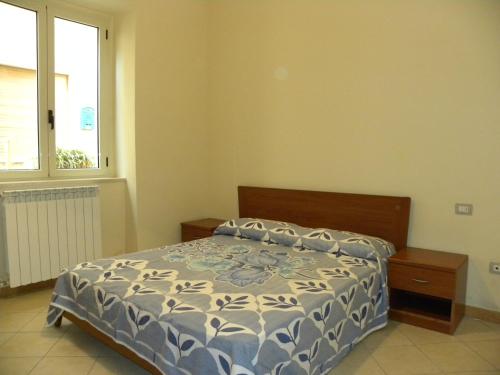 Schlafzimmer mit einem Bett und einem Fenster in der Unterkunft Seamoon Residence in Marina di Camerota