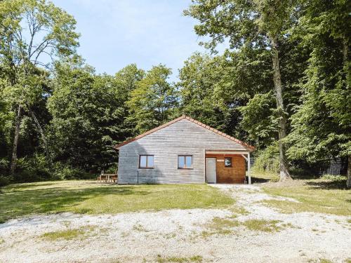 a small house in the middle of a field at Le Val Suzenay in Vendeuvre-sur-Barse