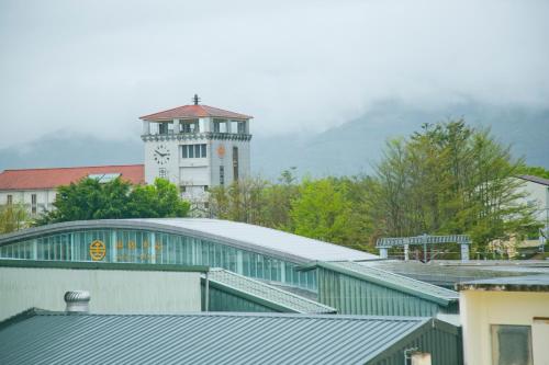 ein Gebäude mit einem Uhrturm im Hintergrund in der Unterkunft Dons Young Homestay in Ruisui