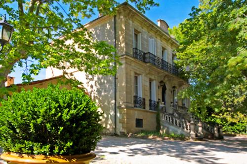 Saint-Chamas的住宿－Embarben Maison d'hôtes，一座前方有灌木的老房子