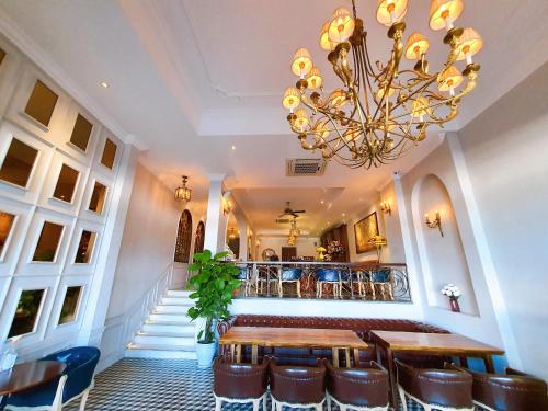 מסעדה או מקום אחר לאכול בו ב-Di Lusso Boutique Riverside Danang Hotel